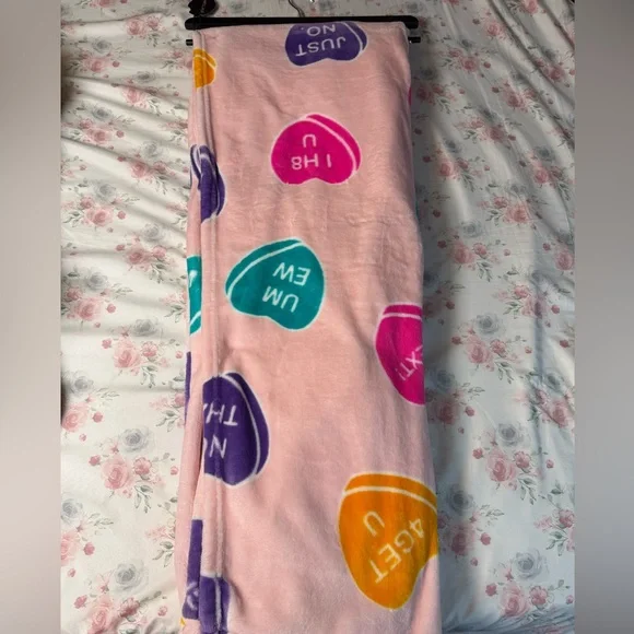 Betsey Johnson‎ Pink and Purple Plush Throw Blanket - Picture 4 of 4